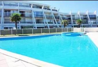 Studio piscine plages    pied has Balcony rooms