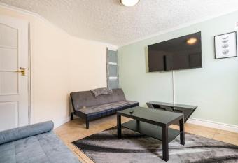 Maidstone castle 3bedroom free sports free parking has Balcony rooms