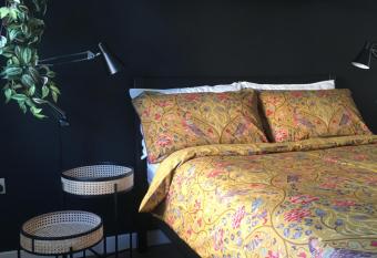 Comfortable rooms with live in host, walking distance to the High St & more allows 18 year olds to book a room