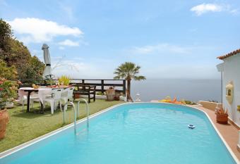 Casa Pelican allows 18 year olds to book a room