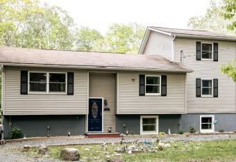 Sweet Retreat has Balcony rooms