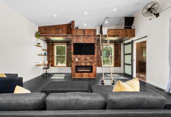 Osceola Lake Retreat has Balcony rooms