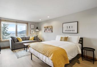 Studio @ The Village w/Incredible Views~Sleeps 4 allows 18 year olds to book a room