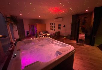 wySPAne Katowice has rooms with a private hot tub