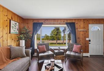 Private Lakefront Cabin with Amazing Lakeviews has rooms with a private hot tub