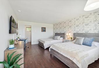 Million Dollar Sunset Views of Petoskey Bay has rooms with a private hot tub