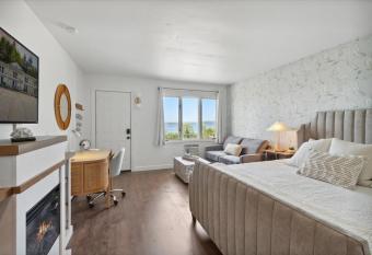 Perfect Lake View Single King Private Fireplace has rooms with a private hot tub