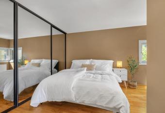 Sea-Kissed Elegance: Your Bergen City Retreat has Balcony rooms