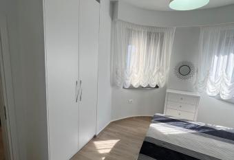 Kanes Central Apartment free Rooftop Pool access has rooms with a private hot tub