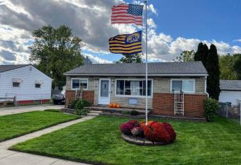 Cute home near EMU and U of M allows 18 year olds to book a room