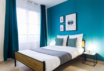 Appartement minimaliste et raffin      Mont  vrain #8 has rooms with a private hot tub