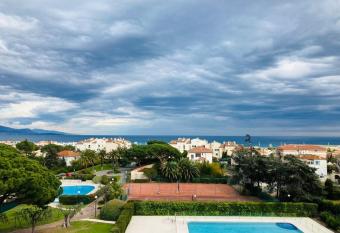 Stunning Sea View Apartment has Balcony rooms