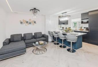 Queens Apartment ( Entire 2 bed apartment ) allows 18 year olds to book a room