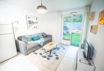 Le Cosy has Balcony rooms