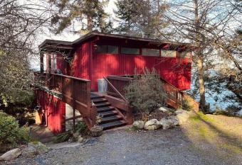 Seal Point Cottage has Balcony rooms