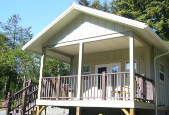 Golden Eagle Vacation Rentals - Orca Suite - Cottage #3 - ADA has Balcony rooms