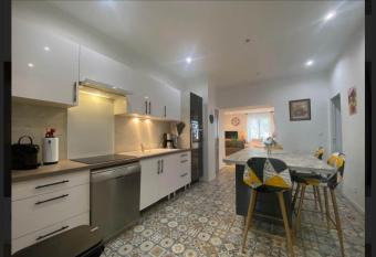 La camarguaise 11Bis rue du jeu de mail salin de Giraud has Balcony rooms