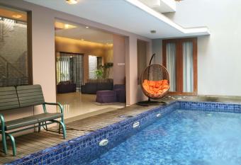 Rumah Teteh - Plemburan allows 18 year olds to book a room