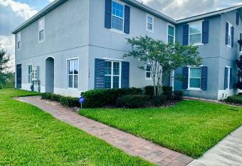 Grand Premium 3BD Townhouse near Disney allows 18 year olds to book a room