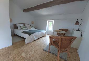 Ravissant studio    la ferme avec piscine has Balcony rooms