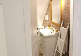 Maison Luna has Balcony rooms