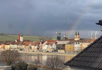 Wundersch  ne Stadtwohnung has Balcony rooms