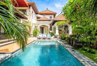 Balconies Villa has rooms with a private hot tub