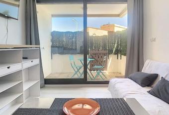 Magnifique studio cabine avec Terrasse et Parking has Balcony rooms