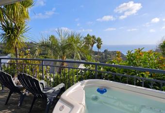 Palm Beach Perfection Dble KayakWIFI SKY Spa&Car? has rooms with a private hot tub