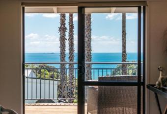 Cosy Palm Beach Cottage with Spectacular Seaviews has Balcony rooms