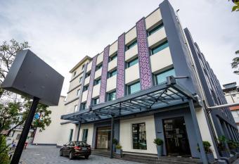 Lilac Hotel Guruvayur allows 18 year olds to book a room
