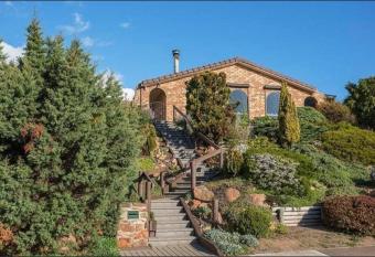 Hallett Cove Garden House with Ocean Sunset allows 18 year olds to book a room