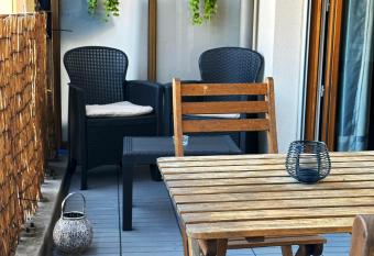 Havre de paix    15    Paris et 10    Stade de France has Balcony rooms