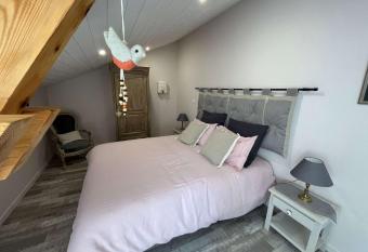 Le Jardin du Dolaizon: Chambre Rouge Gorge allows 18 year olds to book a room