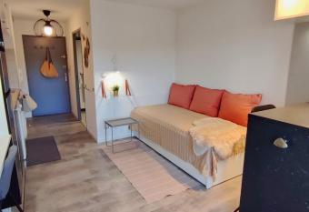 MANHATTAN Studio Balcon Ensoleill   Parking Nord Montpellier has Balcony rooms