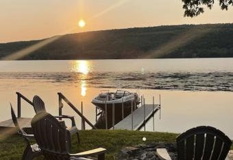 Cozy Lake Front Cottage has Balcony rooms