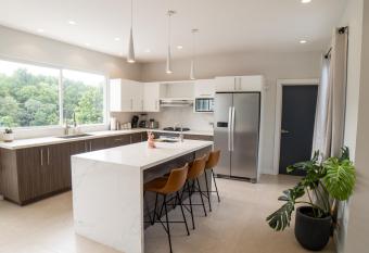 Villa Aura 15-25mins from Airport & Attractions allows 18 year olds to book a room