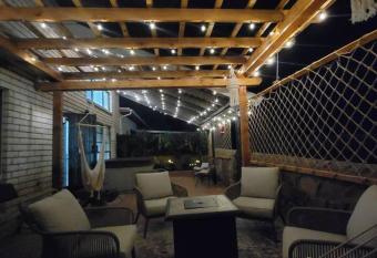 The Ritz Spa Sanctuary hot tub/patio/fam/pet has rooms with a private hot tub