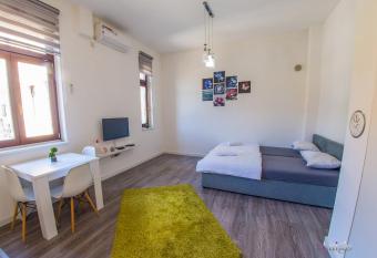 Boulevard of love Apartment allows 18 year olds to book a room