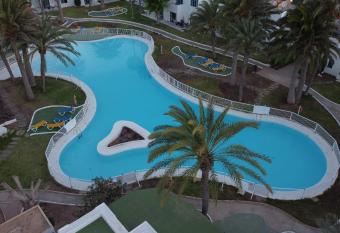 Alojamientos Playa Centro Corralejo 3 allows 18 year olds to book a room