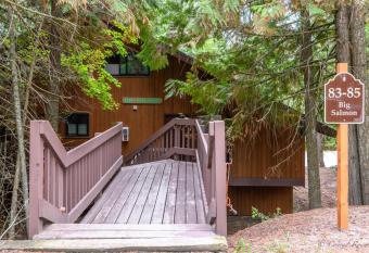 Escape To Ptarmigan Village 84 has rooms with a private hot tub
