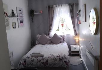 Air BnB Chester city centre private room has Balcony rooms