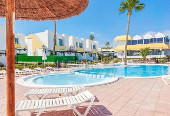 Bungalow Andrea Home con piscina comunitaria relax allows 18 year olds to book a room