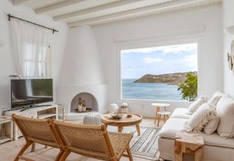 Calma Beach House has Balcony rooms