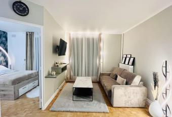 Proche Ch  teau de Versailles avec balcon vu sur une for  t et parking gratuit pour 5 personnes maximum has Balcony rooms