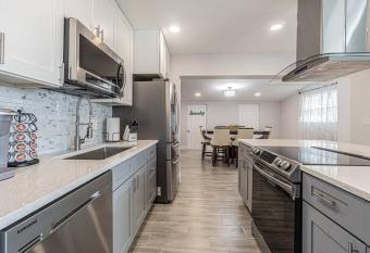 Great Family House in South Tampa has rooms with a private hot tub