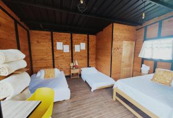 Rainbow Glamping has rooms with a private hot tub