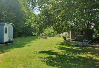 Kampeerhuisje in het groen allows 18 year olds to book a room