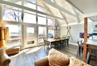 Cozy Charming Ski Chalet Sleeps 11 has Balcony rooms