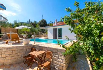 Sunny Holiday Villa with Pool Island Bra   has Balcony rooms